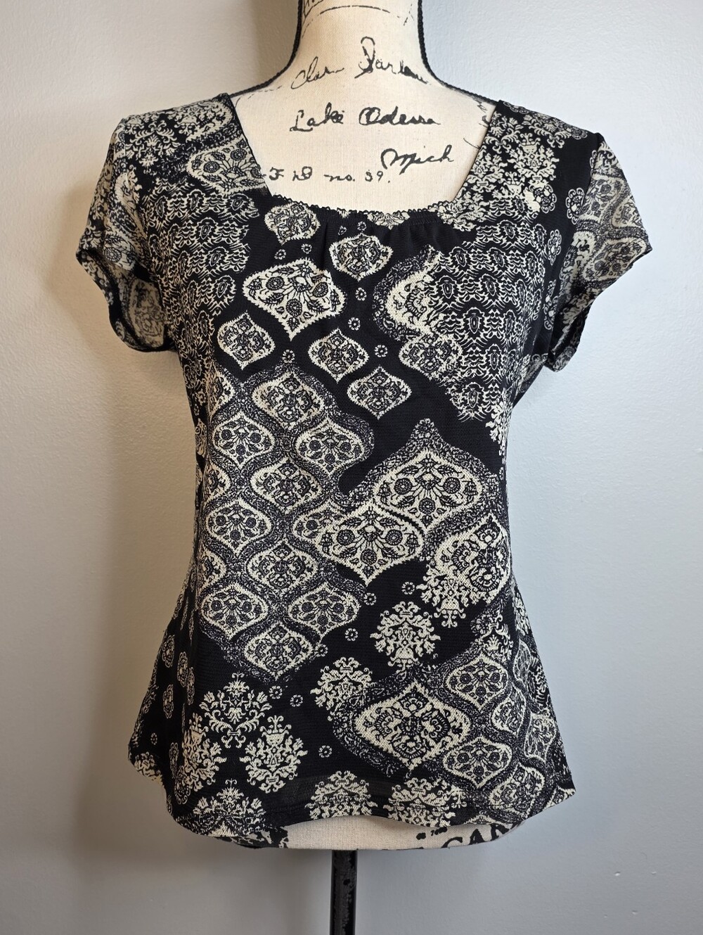 Liz & Co Black Cream Paisley Damask Short Sleeve Mesh Top L